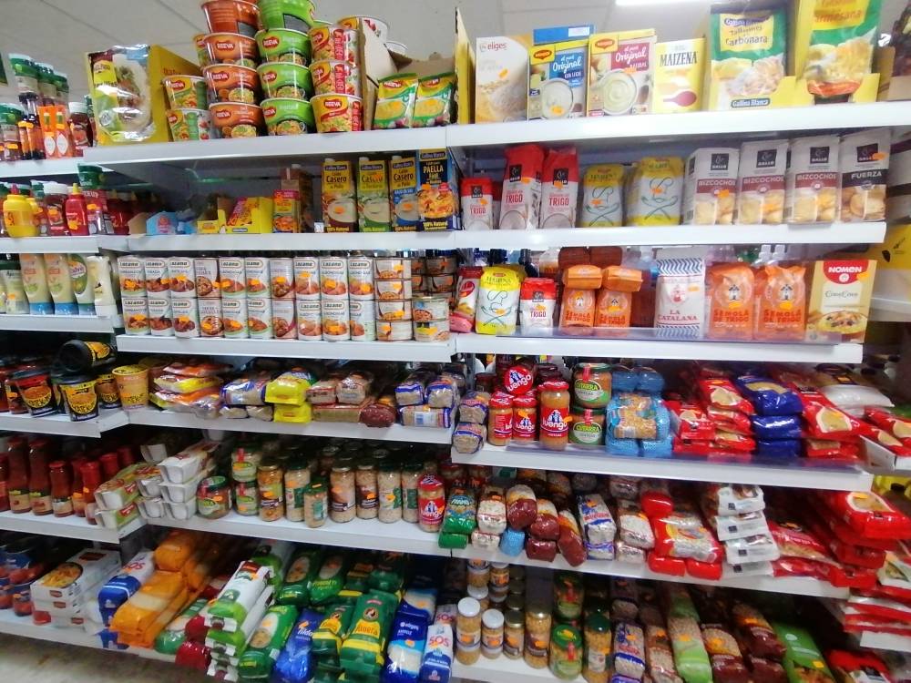 estantería de productos de supermercado